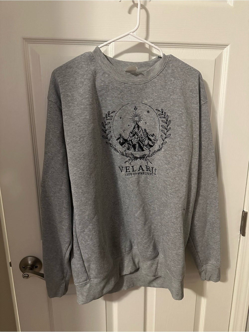 Velaris Light Gray Crewneck Sweatshirt with Embroidered Mountain Crest